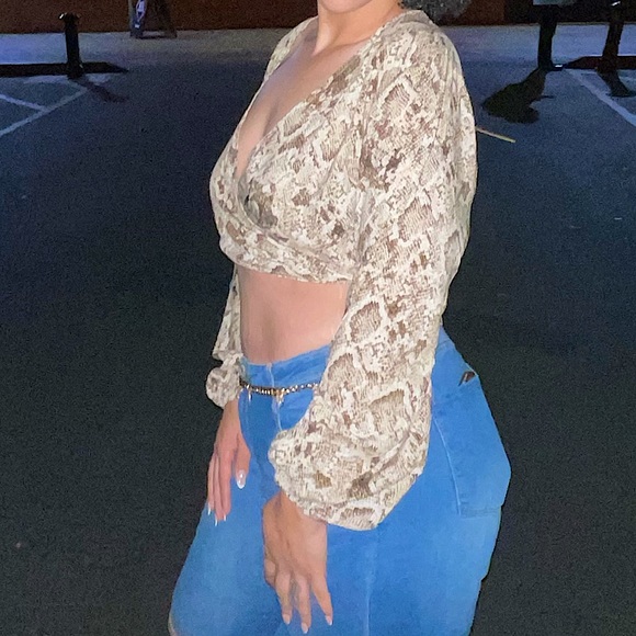 Cropped Python Print Blouse - Picture 2 of 3